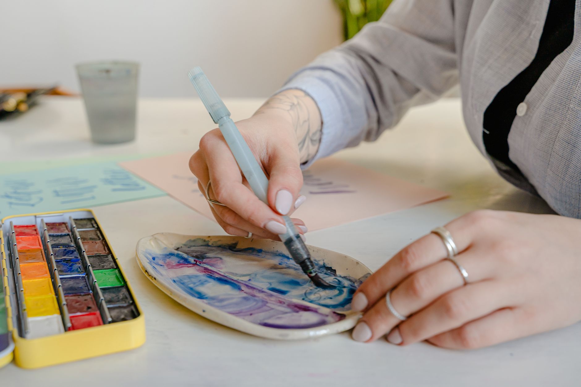 Aquarel schilderen met de hand op papier